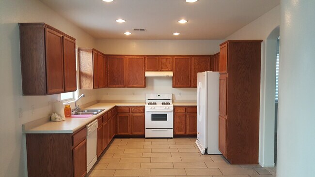 Foto del edificio - SPACIOUS 2 STORY HOME IN SW AREA (RENT INC...