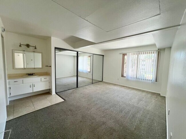 Foto del edificio - Spacious 2BR/1.5BA Townhome with A/C, Parking & Luxury Community Amenities