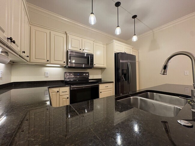 Foto del edificio - Townhome Available in North Main Community Downtown Greenville!