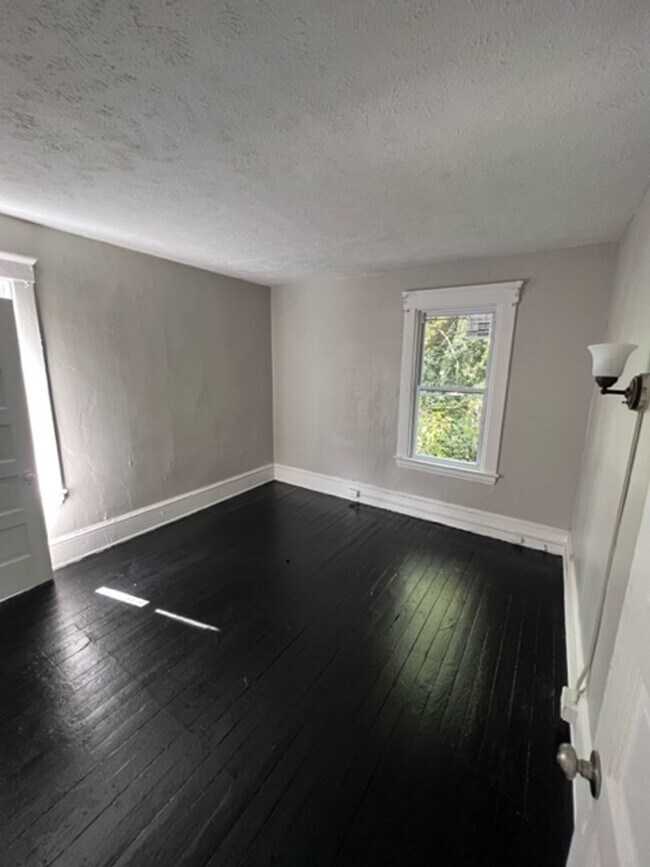 Building Photo - Charming 4-Bedroom Property in Prime Location