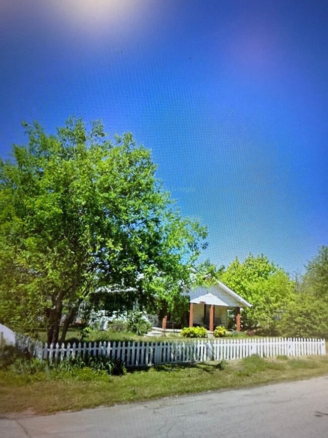 Foto del edificio - Charming 2 bed 2 bath 1 car garage AND 2 CAR CARPORT!!  Modern Farmhouse with Glassed in Sunroom!