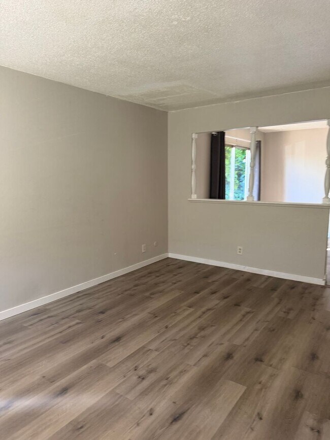 Foto del edificio - 3 bedroom 1 bath duplex