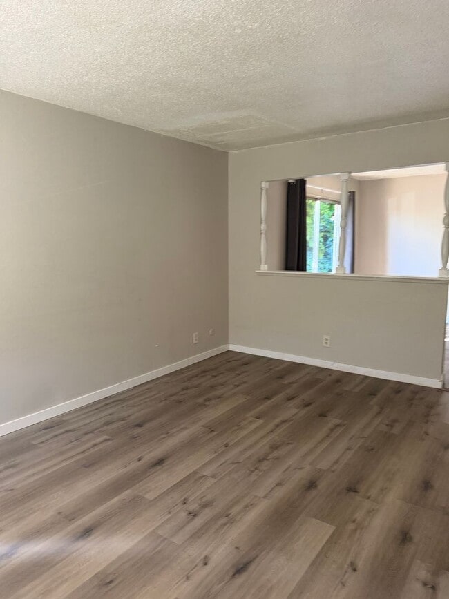 Building Photo - 3 bedroom 1 bath duplex