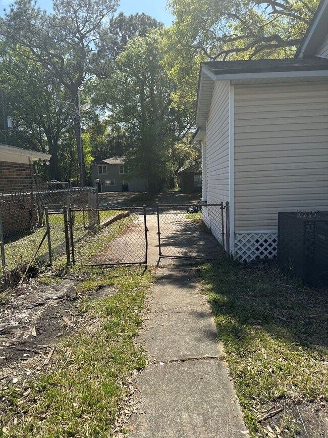 Foto del edificio - Welcome to This Charming Northside Property!