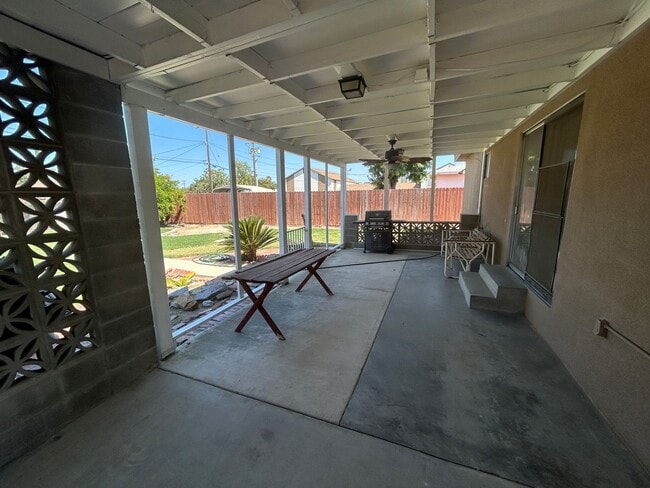 Foto del edificio - 4 bedroom 2 bath updated and new in Centra...