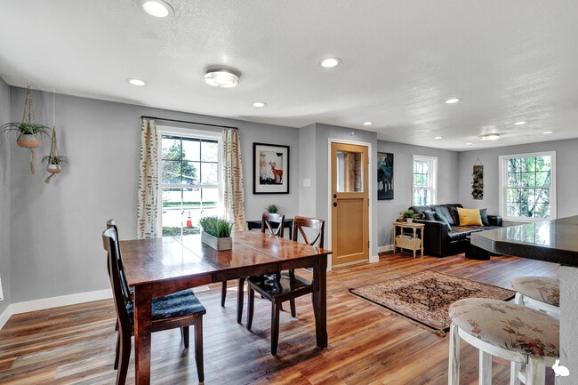 Photo - 1423 Karluk St House