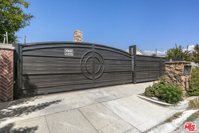 Building Photo - 10823 Cantara St