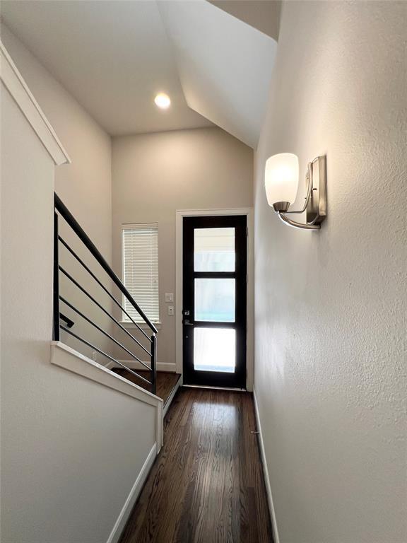 Building Photo - 942 W 18th St