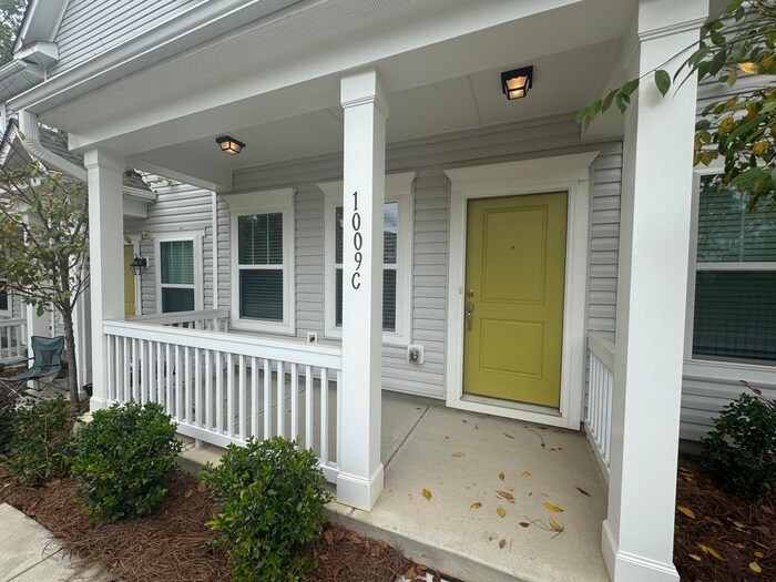 Foto principal - Cover front porch, two bedroom 2 1/2 bath ...