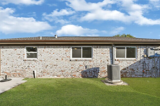 Building Photo - 1803 Flamingo Dr