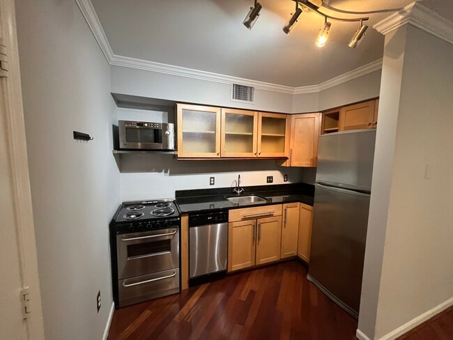 granite countertop - 10 W All Saints St
