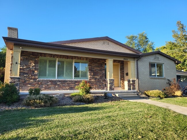 Puerta de entrada exterior - 1905 Saint Marys Dr