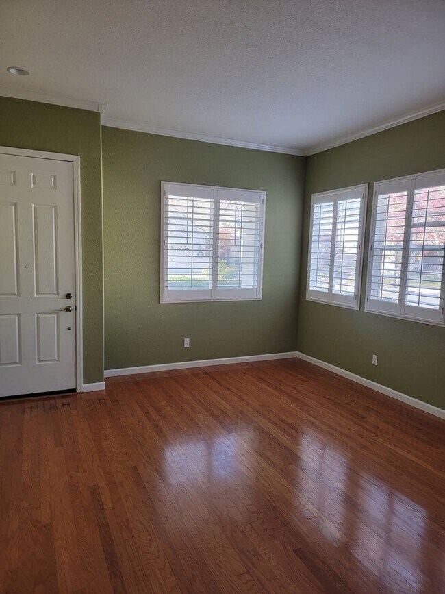 Foto del edificio - Beautiful 4 Bedroom 2 Bath