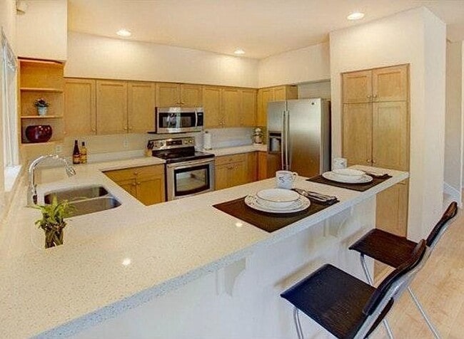Building Photo - Lifestyle, Location and Convenience