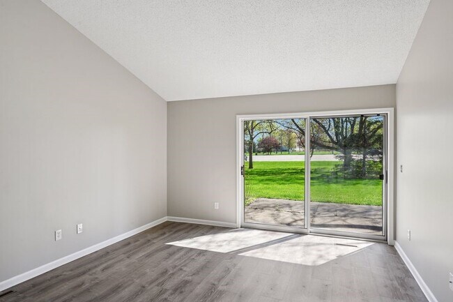 Foto del edificio - 8327 Victoria Dr