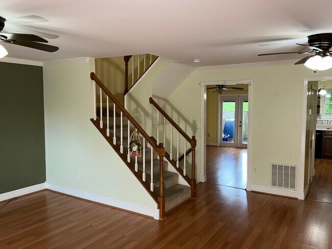 Foto del edificio - Beautiful and very large 3BR 3.5BA townhom...
