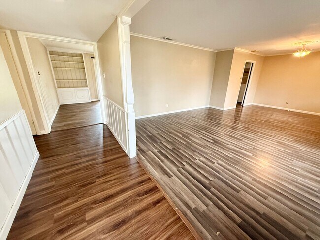 Foto del edificio - 3-bed/2-bath with two living spaces!