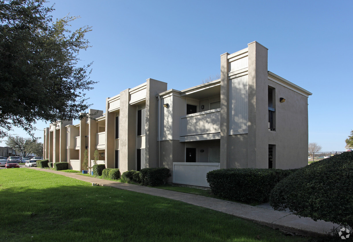 Building Photo - Colonial Place