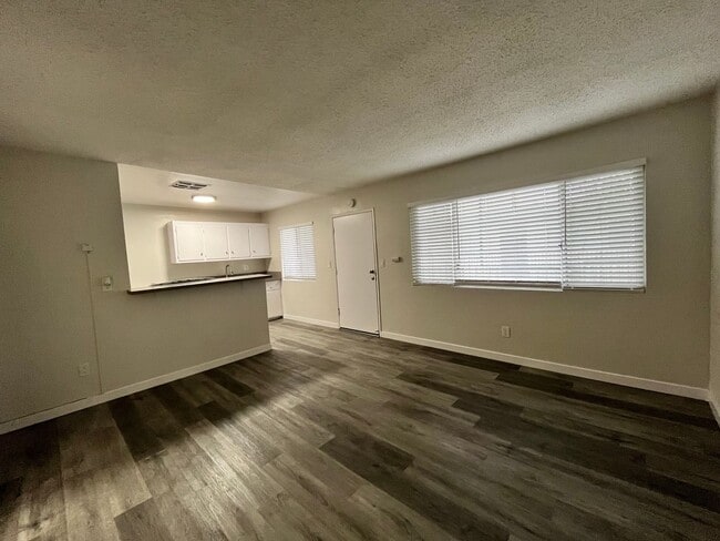 Foto del edificio - SPCIOUS 2 BEDROOM 1 BATH UPSTAIRS WITH PAR...