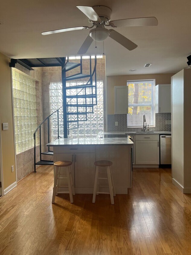 Foto principal - Unique find! Beautiful 1 bedroom/1.5 bath - Walking distance to the beach!