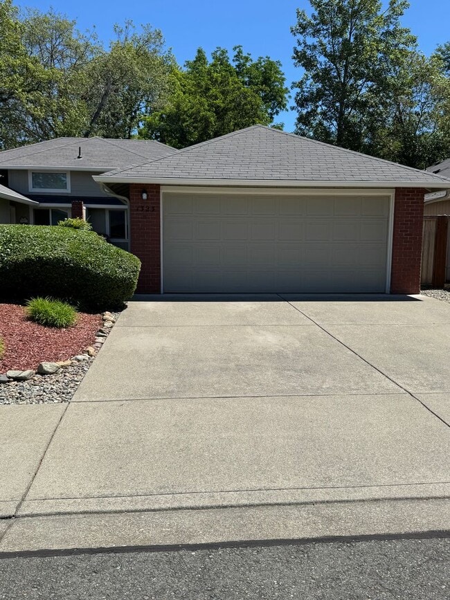 Building Photo - 1323 Golden Park Dr