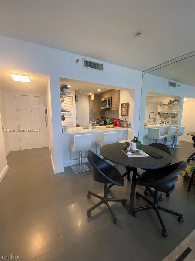 Foto del edificio - 1 br, 1.5 bath Condo - 540 Brickell Key Dr...