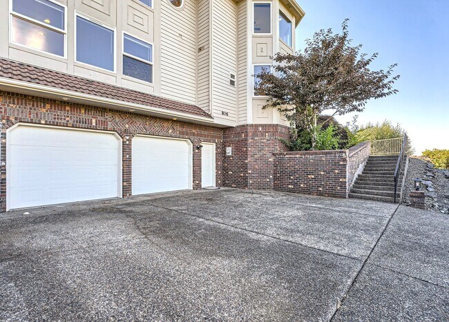 Foto del edificio - "Mini-Castle" in Edgewood, WA, Stunning VI...