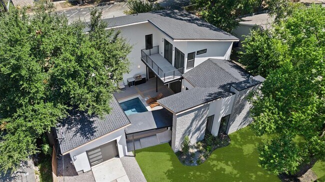 Foto del edificio - 1913 Fairlawn Ln
