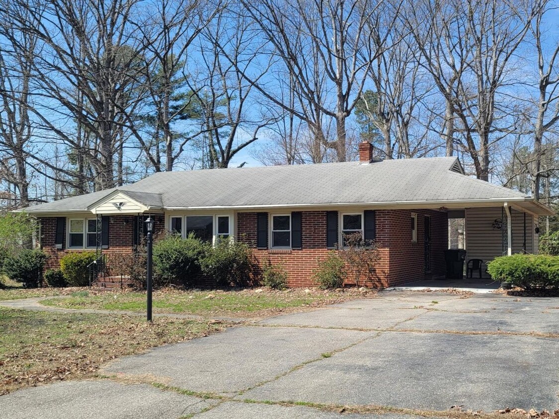 Primary Photo - Great 3 Bed 1.5 Bath Home in South Richmon...