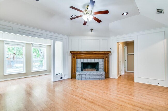 Building Photo - 301 N Winding Oaks Dr