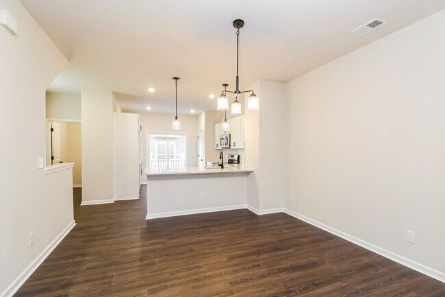 Foto del edificio - Beautiful 3BR 3.5BA Townhome w/ Full Appliance Kitchen Garage Parking in University