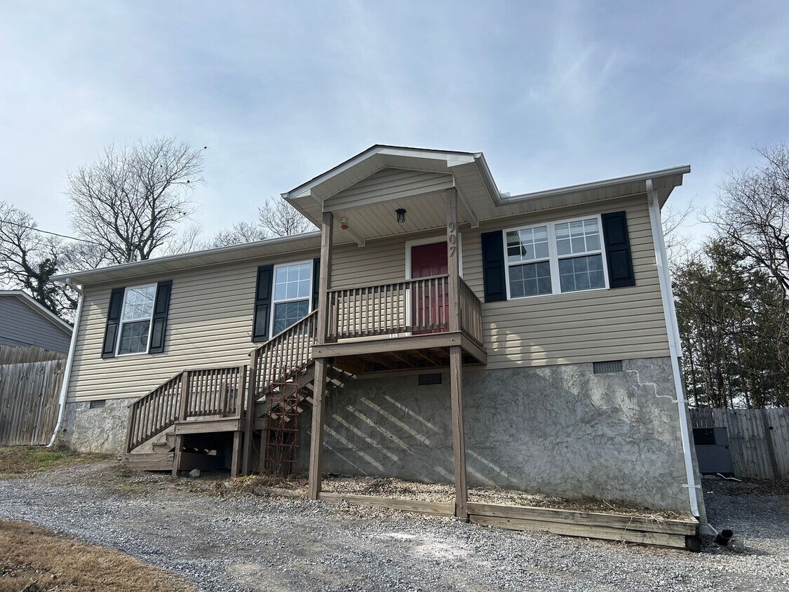 Now available: Three bedroom, 1.5 bath home in Maryville City - Now available:  Three bedroom, 1.5 bath home in Maryville City