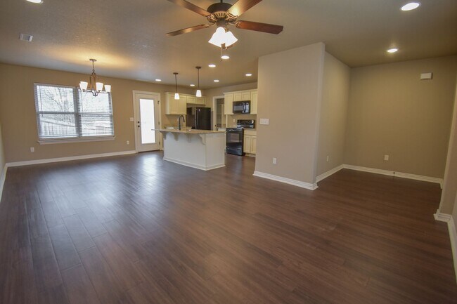 Building Photo - 3 Bedroom 2.5 Bathroom Home in the Heart o...