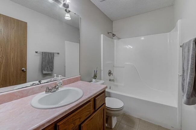 Building Photo - spacious house