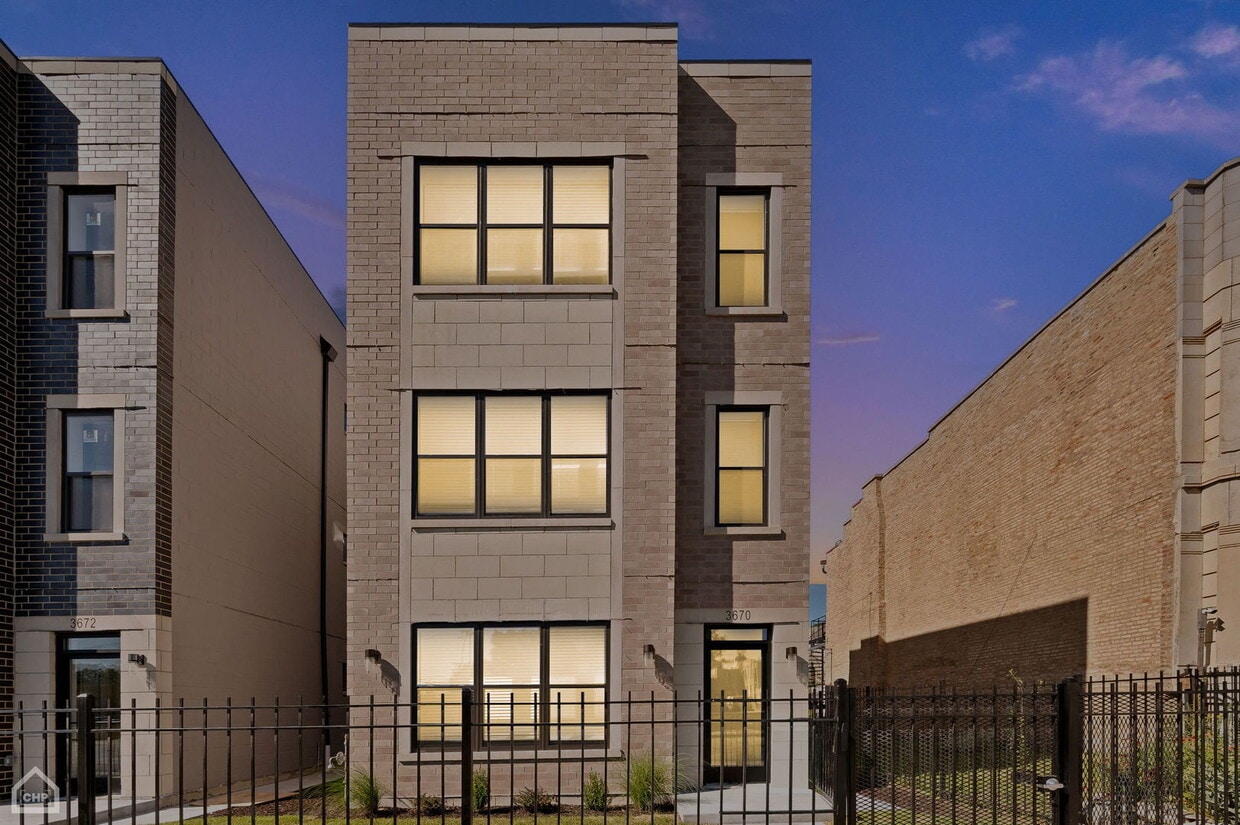Primary Photo - 4435 S Prairie Ave