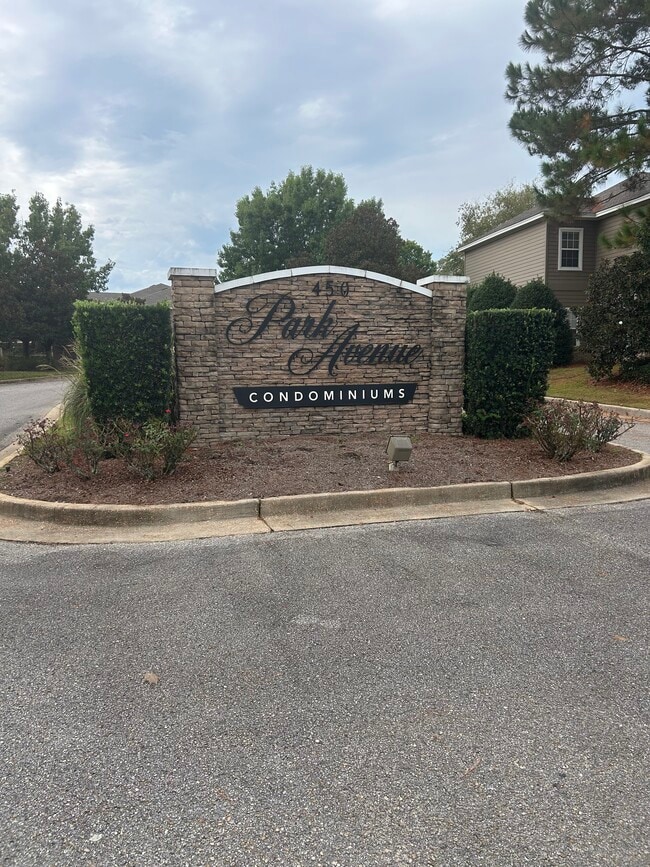 entrance - 450 Park Ave