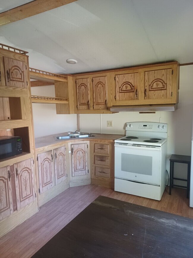 Building Photo - 2 bedroom home on nearly one acre!