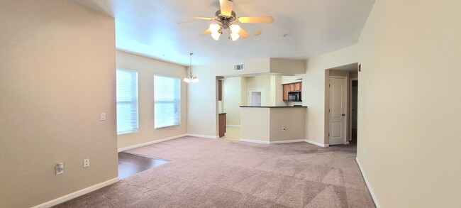 Foto del edificio - LUXURIOUS 1 STORY CONDO IN NATOMAS W/ ON-S...