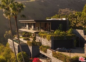 Building Photo - 1851 N Stanley Ave