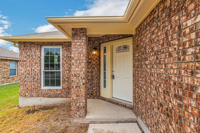 Building Photo - 4 Bedroom ONE Story Home CUL-DE-SAC