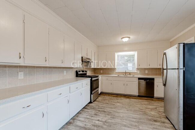 Foto del edificio - 6118 Damson Ln