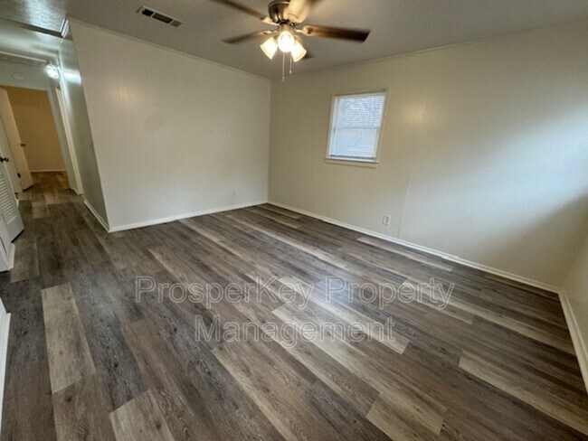 Foto del edificio - 323 Tennant Ave