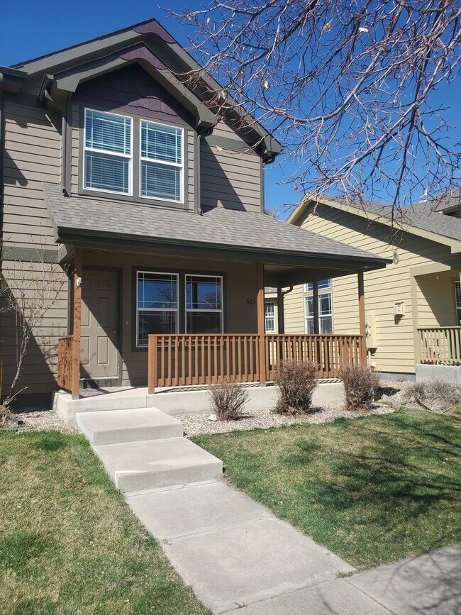 Building Photo - Spacious 2B/2.5B Townhouse with Detached Garage and Basement Available Early May!!