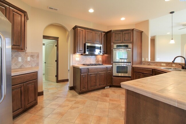 Building Photo - 3 Bed/2.5 Bath Large Horn Rapids Home