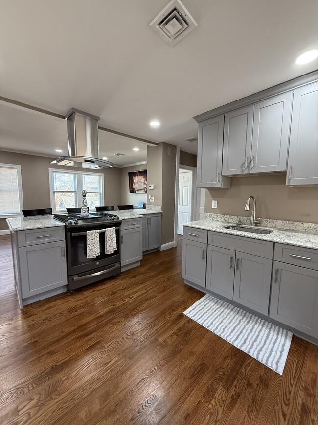 Building Photo - 15 Howard Ave