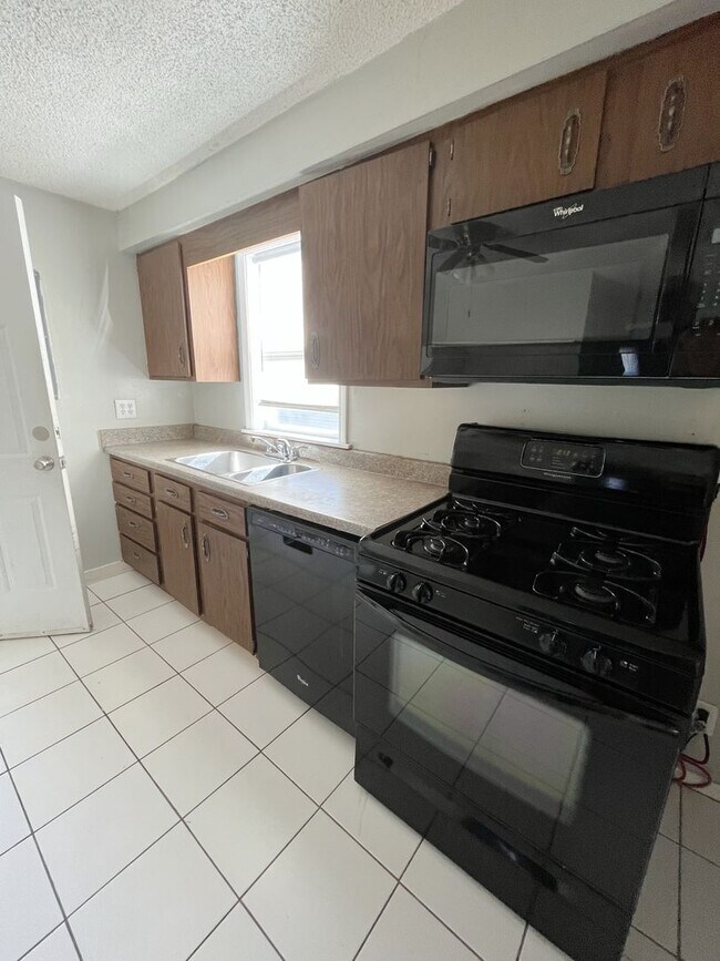 Foto del edificio - 4 Bedroom, 2.5 Bathroom House!