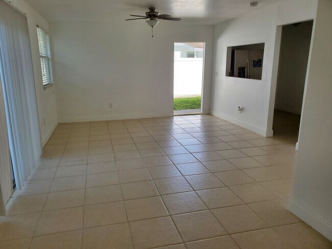 Building Photo - 2750 Lakeview Dr