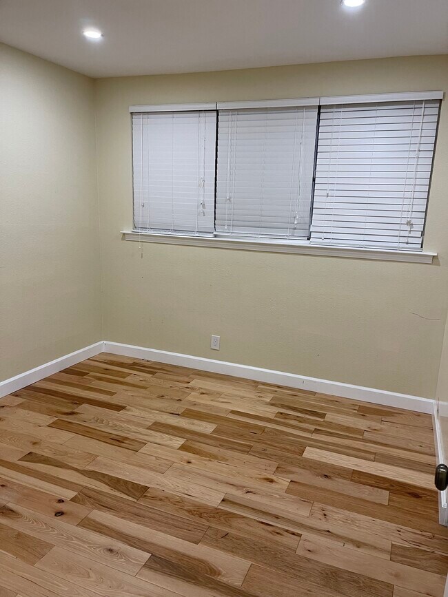 Building Photo - 420 Rivercrest Ln