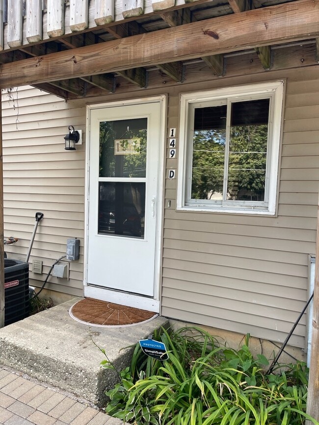 Building Photo - 149 Forest Ave