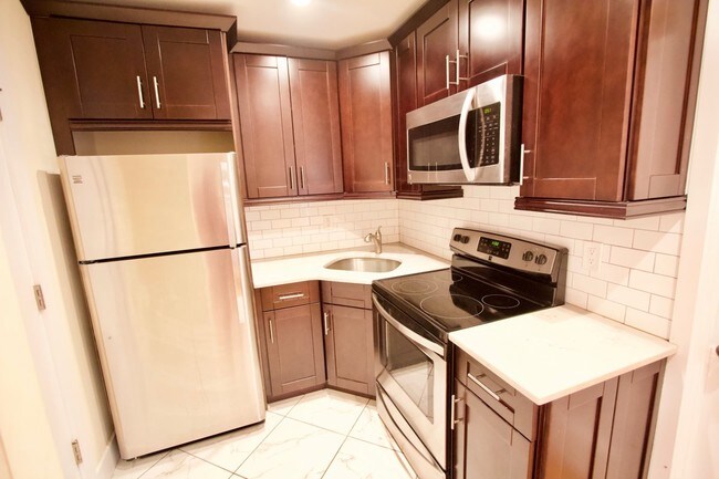 Building Photo - 1545 White Plains Rd
